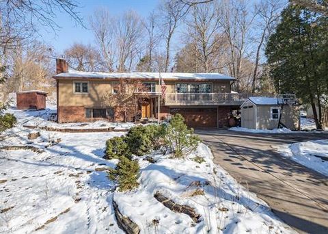 Photo of 3 Heather Lane, Clinton, IA 52732 (MLS # 12549466)