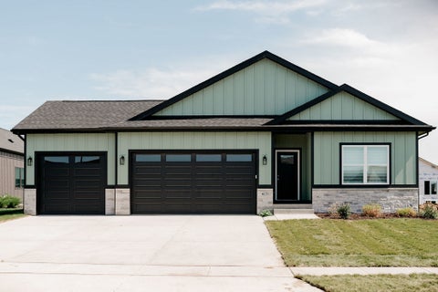 Photo of 6133 Thor Avenue, Davenport, IA 52807 (MLS # 12676458)