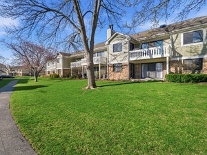 Tiny photo for 549 Williamsburg Court #B2, Wheeling, IL 60090 (MLS # 12777650)