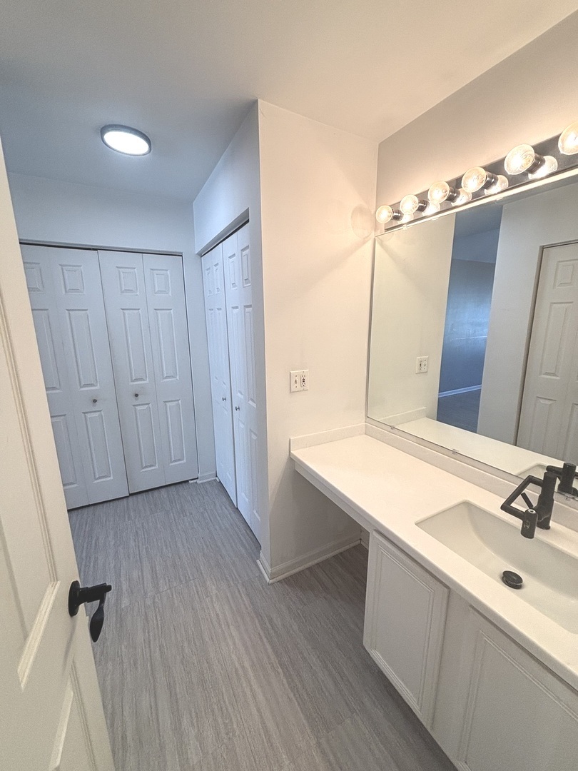 South Elgin, Illinois 60177, United States, 2 Bedrooms Bedrooms, ,1 BathroomBathrooms,Residential,Active,231769