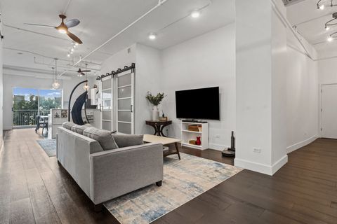 Tiny photo for 1640 Maple Avenue #304, Evanston, IL 60201 (MLS # 12502815)