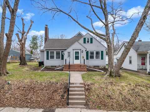 Photo of 2824 Tremont Avenue, Davenport, IA 52803 (MLS # 12610959)