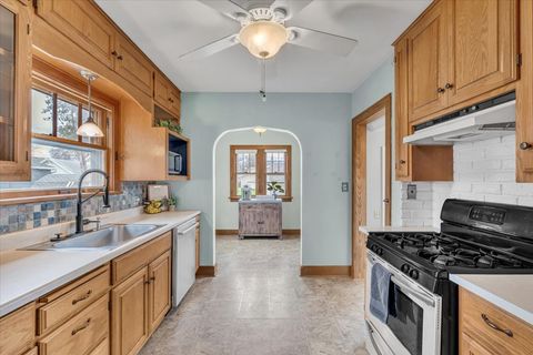 Tiny photo for 2824 Tremont Avenue, Davenport, IA 52803 (MLS # 12610959)