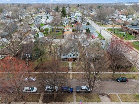 Tiny photo for 2824 Tremont Avenue, Davenport, IA 52803 (MLS # 12610959)