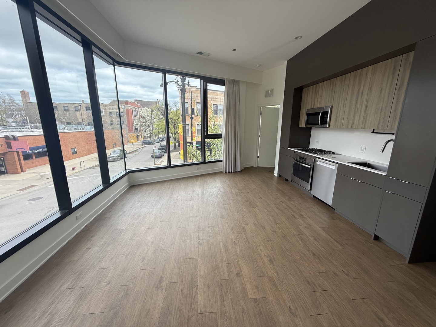 3462 N Lincoln Avenue 404