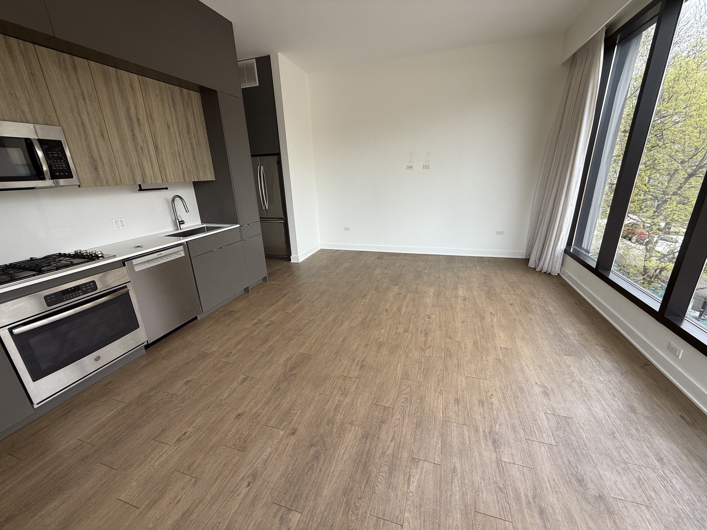 3462 N Lincoln Avenue 404