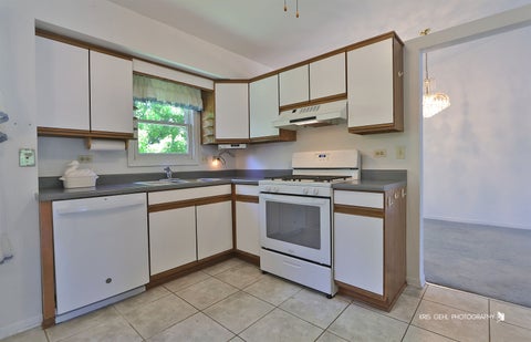 Tiny photo for 16 S Emerald Avenue, Mundelein, IL 60060 (MLS # 12668892)