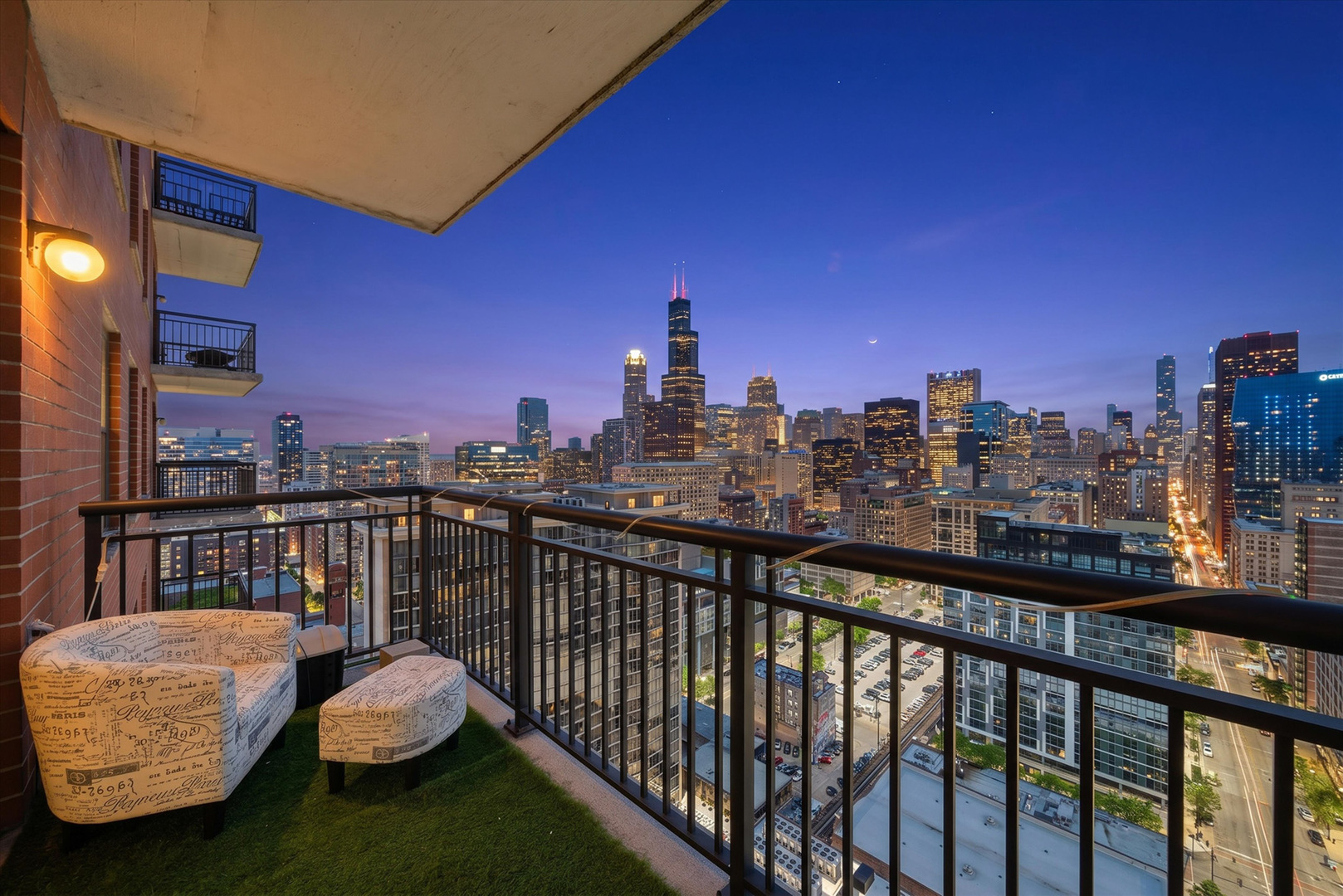 41 E 8TH Street 2901