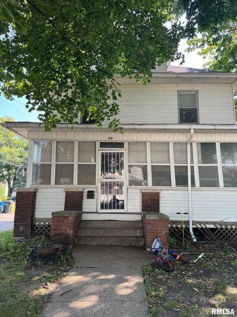 Photo of 211 CEDAR Street, Davenport, IA 52802 (MLS # QC4268901)