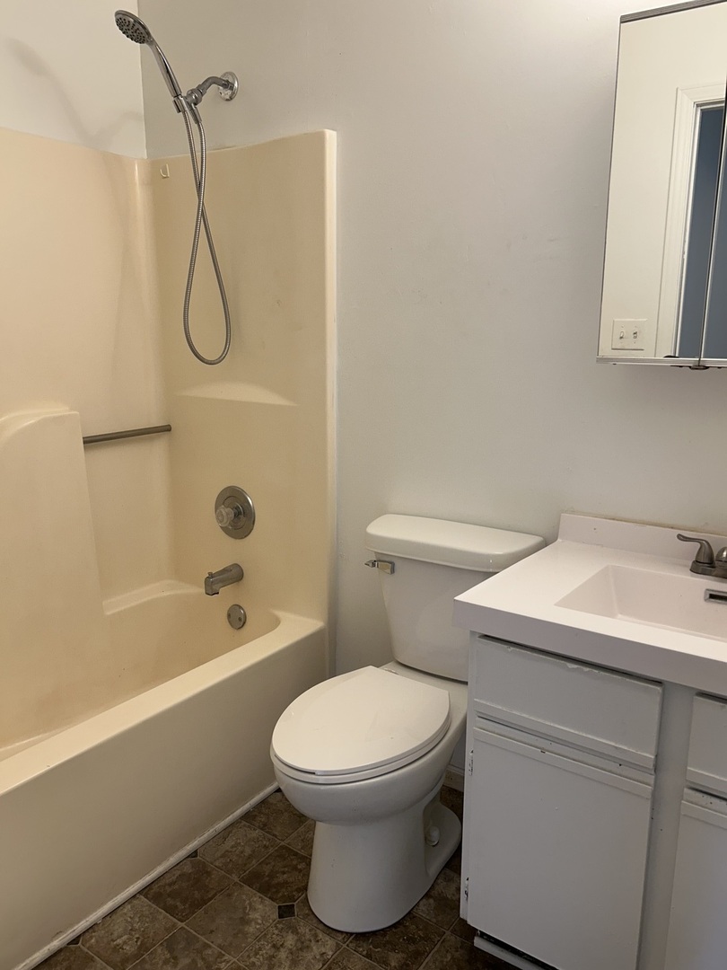 McHenry, Illinois 60050, United States, 2 Bedrooms Bedrooms, ,2 BathroomsBathrooms,Residential,Active,204200