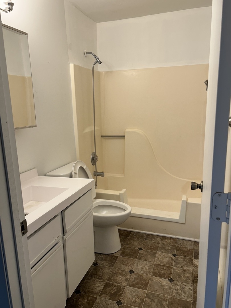 McHenry, Illinois 60050, United States, 2 Bedrooms Bedrooms, ,2 BathroomsBathrooms,Residential,Active,204200