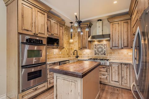 Tiny photo for 2946 N Pine Grove Avenue #1S, Chicago, IL 60657 (MLS # 12393752)