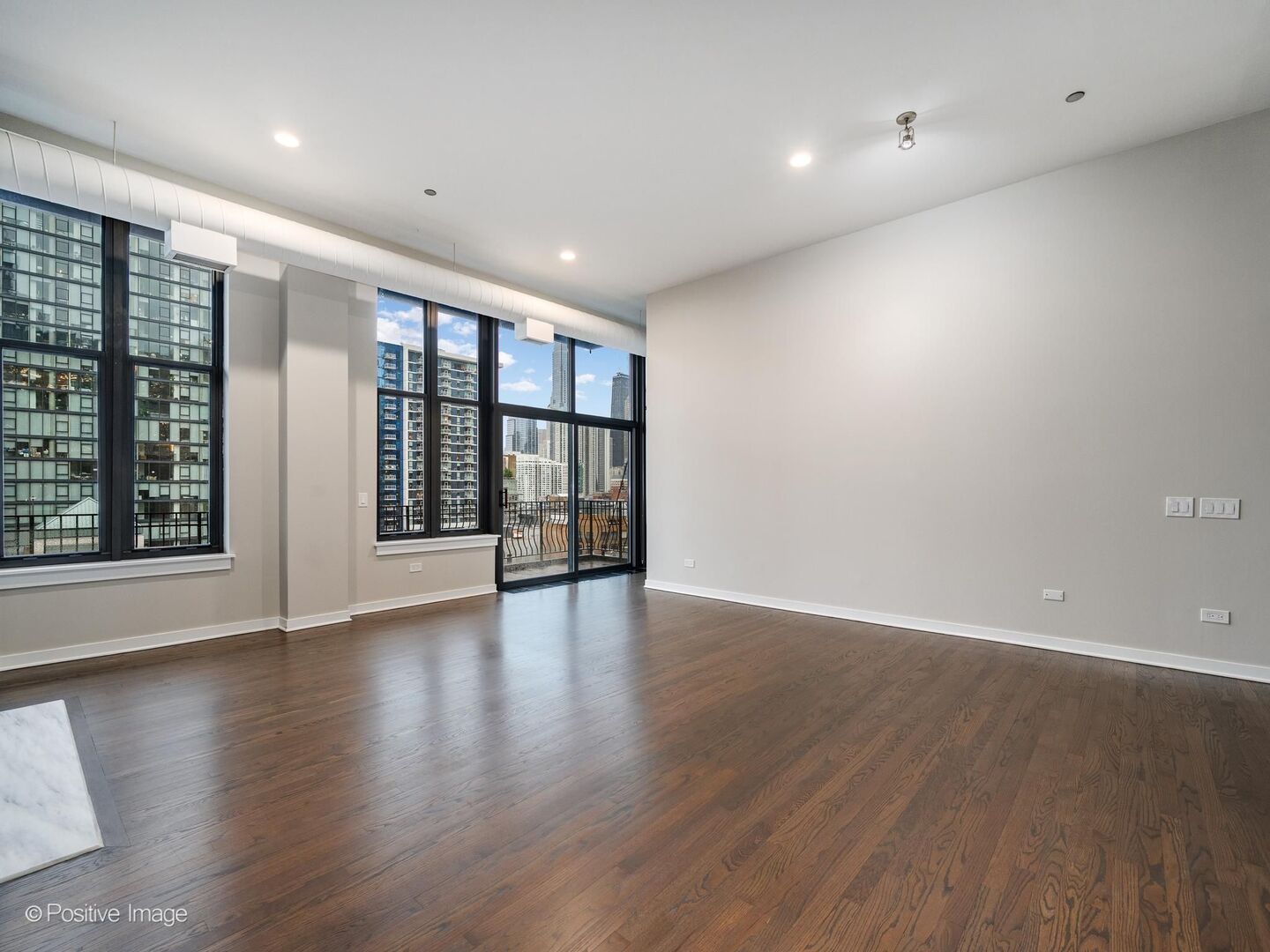 333 W HUBBARD Street 904