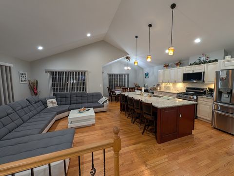 Tiny photo for 909 Mayfair Court, Elk Grove Village, IL 60007 (MLS # 12555336)