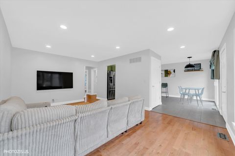 Tiny photo for 211 Edgewater Drive, Bloomingdale, IL 60108 (MLS # 12610564)