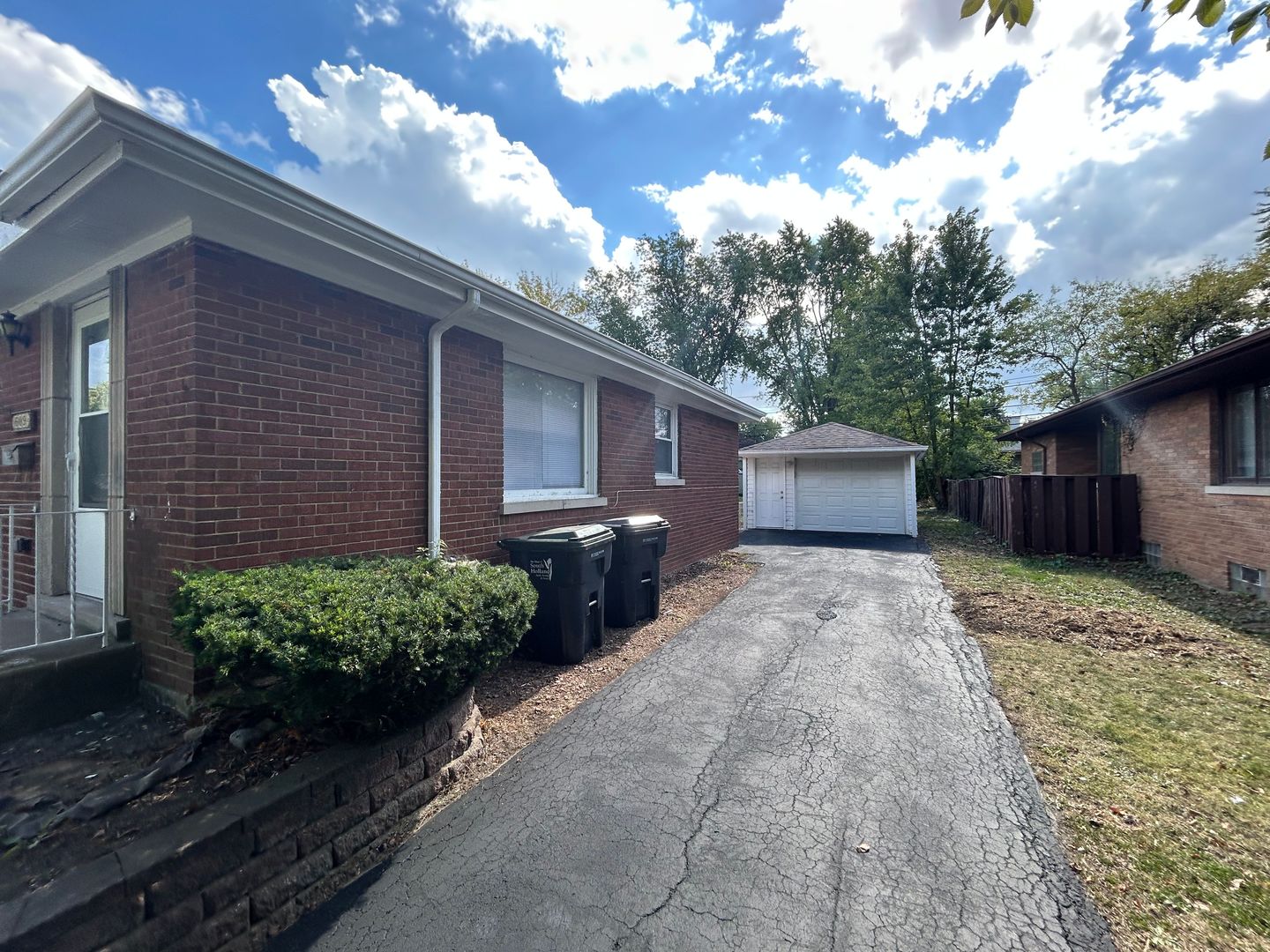 609 E 160th Place