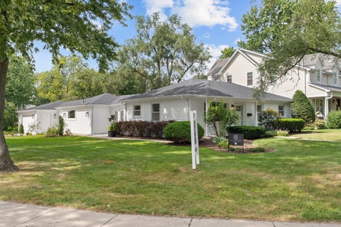 Tiny photo for 132 Mohawk Drive, Clarendon Hills, IL 60514 (MLS # 12791521)