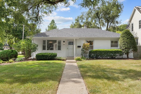 Tiny photo for 132 Mohawk Drive, Clarendon Hills, IL 60514 (MLS # 12791521)