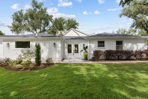 Tiny photo for 132 Mohawk Drive, Clarendon Hills, IL 60514 (MLS # 12791521)