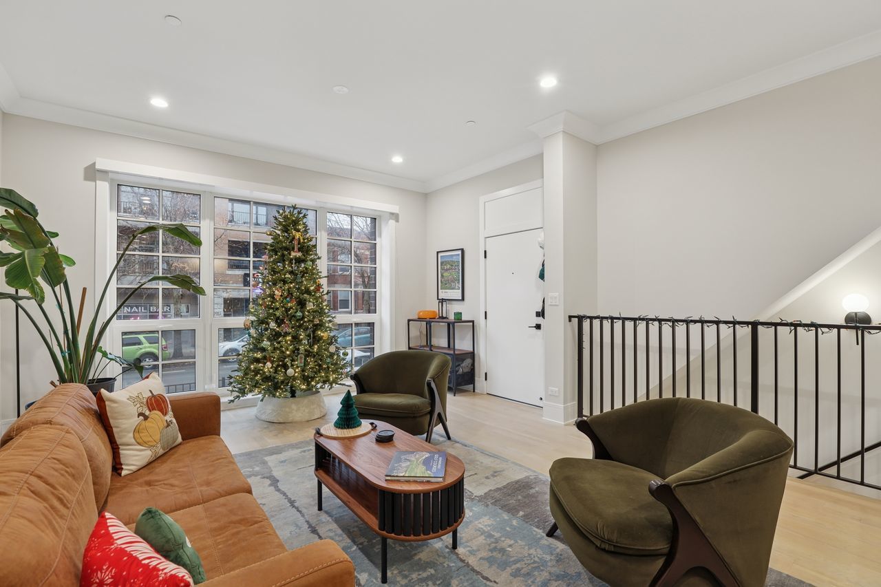 1934 W BELMONT Avenue 1E