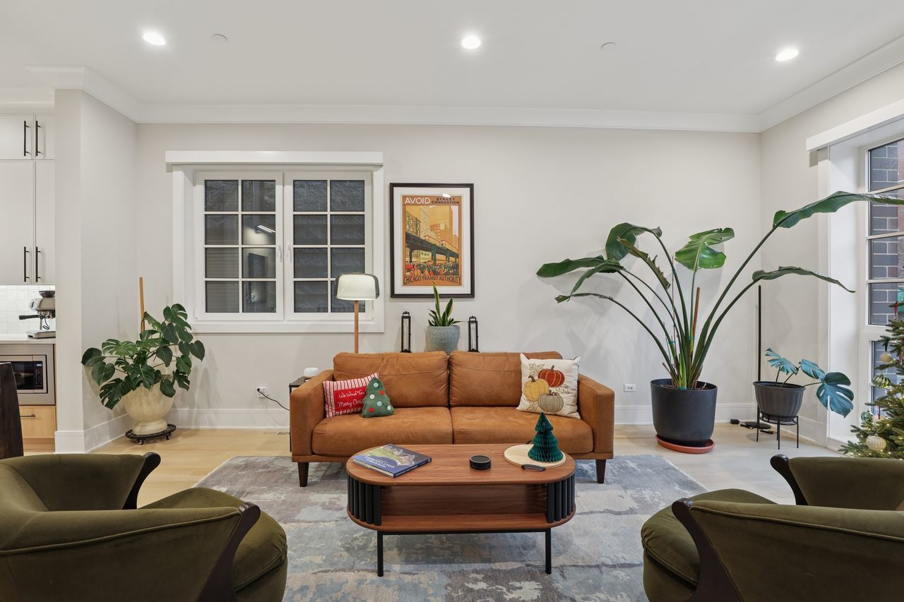 1934 W BELMONT Avenue 1E