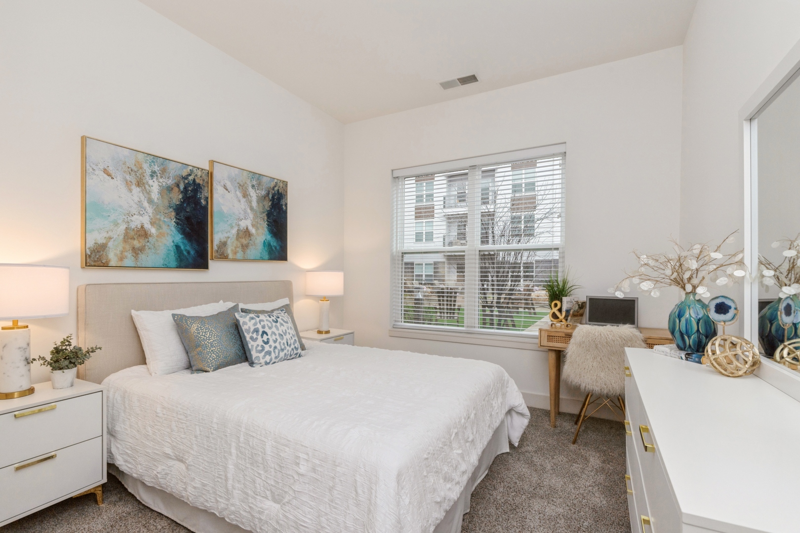 555 Lakeview Parkway 000