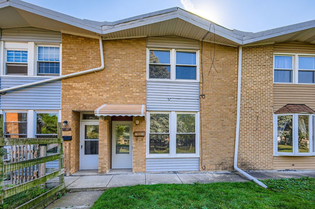 Photo for 2131 Ash Street #G, Des Plaines, IL 60018 (MLS # 12501217)