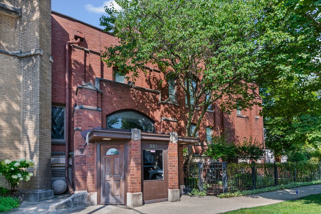 Photo for 331 S Ridgeland Avenue #B, Oak Park, IL 60302 (MLS # 12495910)