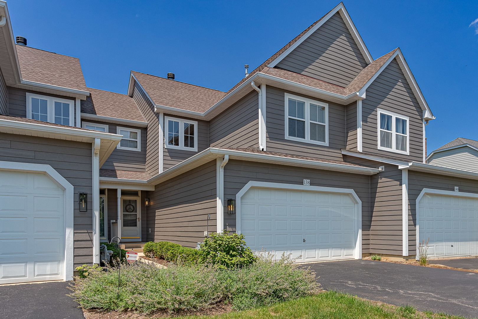 Glen Ellyn, Illinois 60137, United States, 2 Bedrooms Bedrooms, ,3 BathroomsBathrooms,Residential,Active,244336