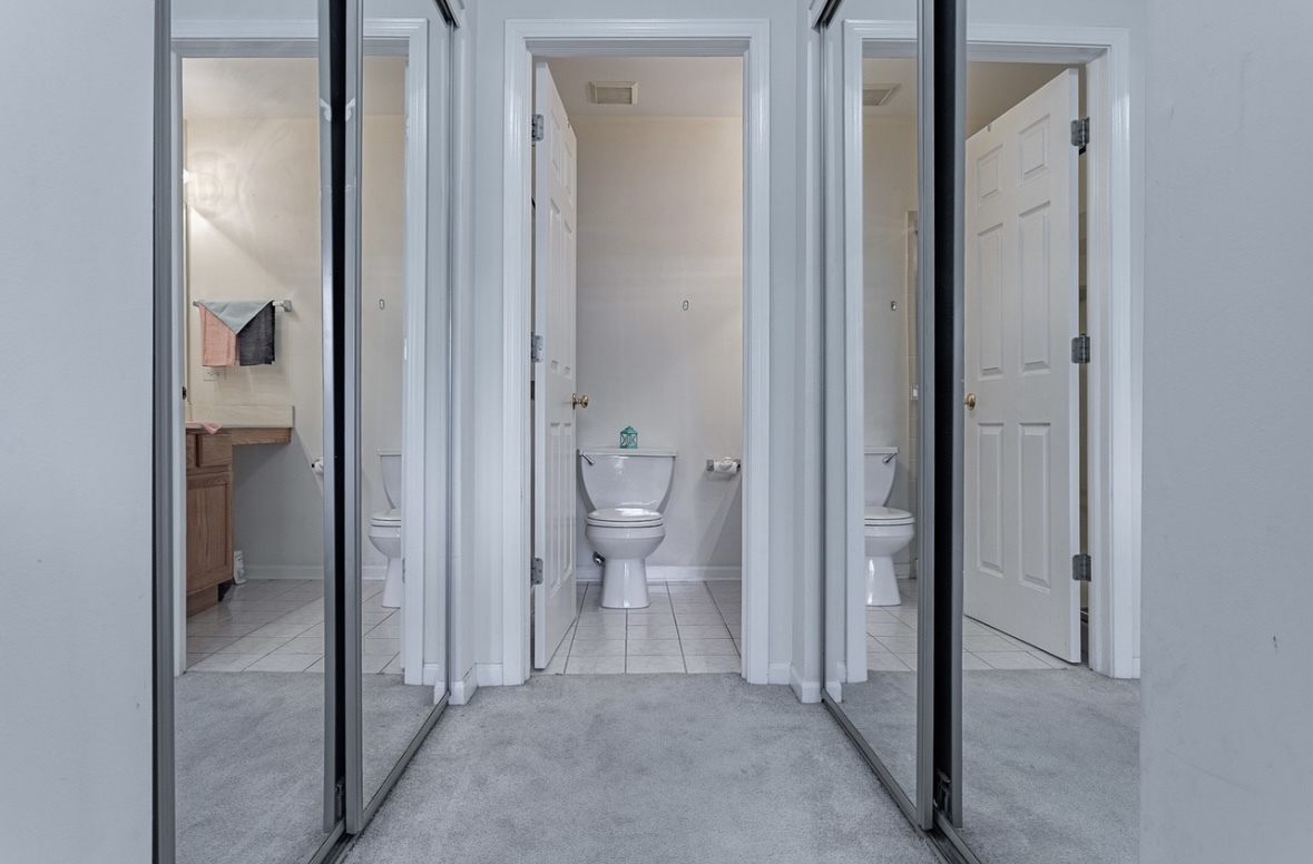 Glen Ellyn, Illinois 60137, United States, 2 Bedrooms Bedrooms, ,3 BathroomsBathrooms,Residential,Active,244336