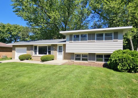 Photo of 827 Balmoral Drive, East Dundee, IL 60118 (MLS # 12482049)