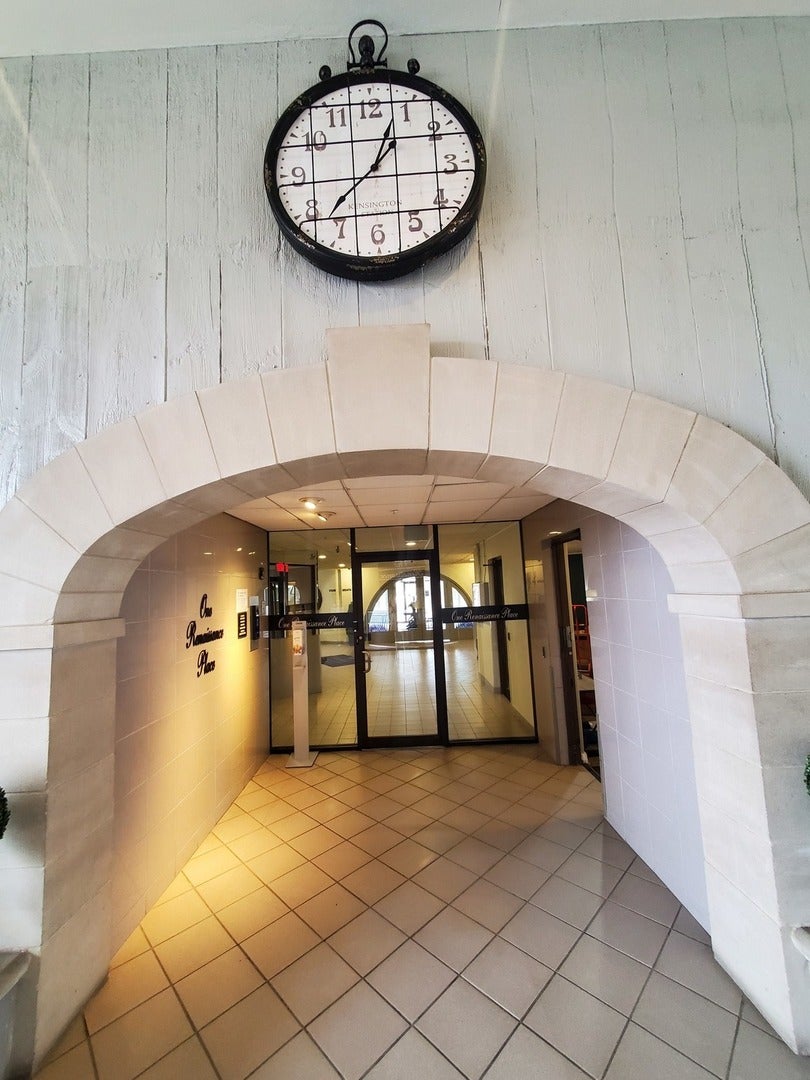 1 Renaissance Place 400