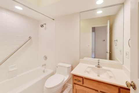 Tiny photo for 716 Ascot Court #104B, Libertyville, IL 60048 (MLS # 12503867)