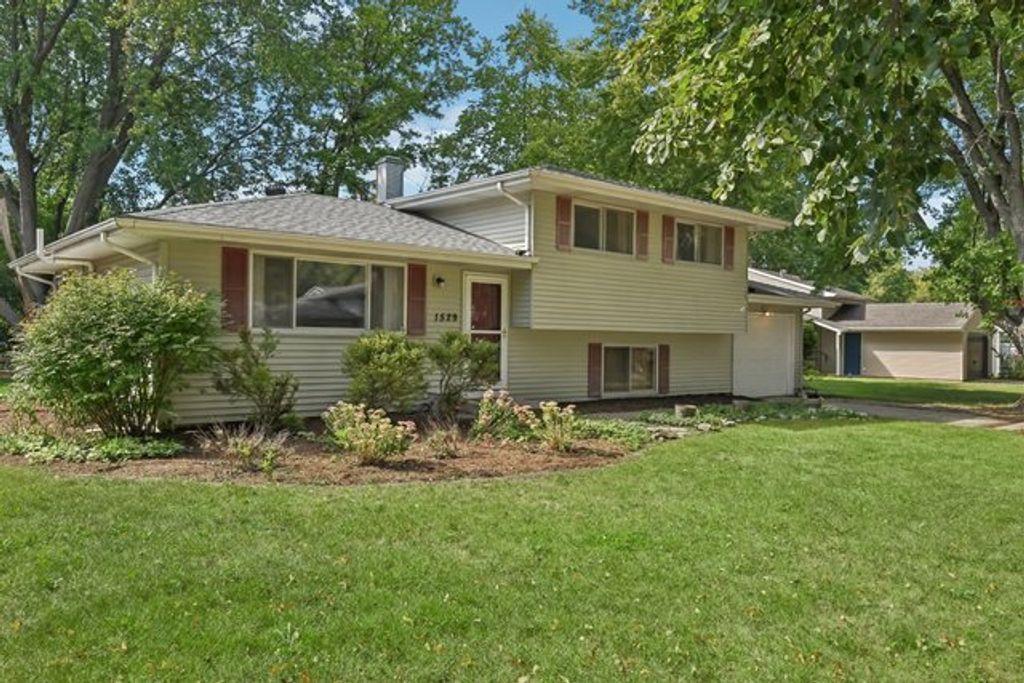 Photo for 1529 Rita Avenue, St. Charles, IL 60174 (MLS # 12467386)