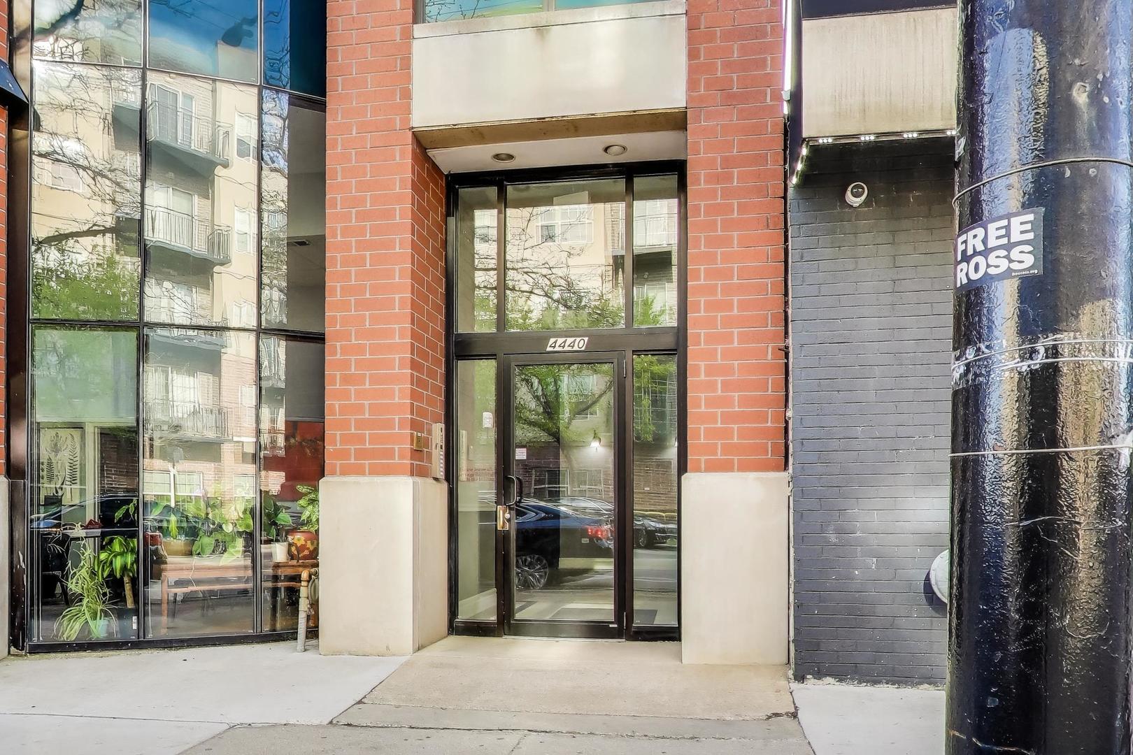4440 N Kedzie Avenue 401