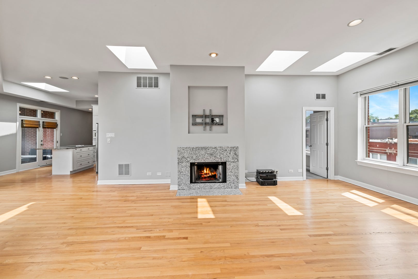 845 W ALTGELD Street 4A