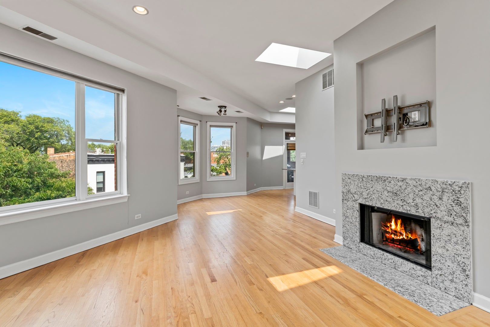845 W ALTGELD Street 4A
