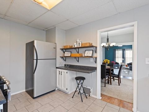 Tiny photo for 1658 W LOMBARD Street, Davenport, IA 52804 (MLS # 100000236)