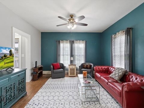 Tiny photo for 1658 W LOMBARD Street, Davenport, IA 52804 (MLS # 100000236)