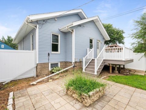Tiny photo for 1658 W LOMBARD Street, Davenport, IA 52804 (MLS # 100000236)