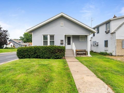 Photo of 1658 W LOMBARD Street, Davenport, IA 52804 (MLS # 100000236)