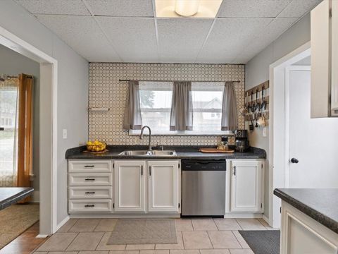 Tiny photo for 1658 W LOMBARD Street, Davenport, IA 52804 (MLS # 100000236)