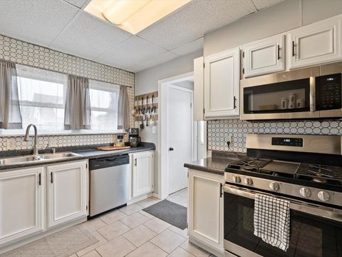 Tiny photo for 1658 W LOMBARD Street, Davenport, IA 52804 (MLS # 100000236)