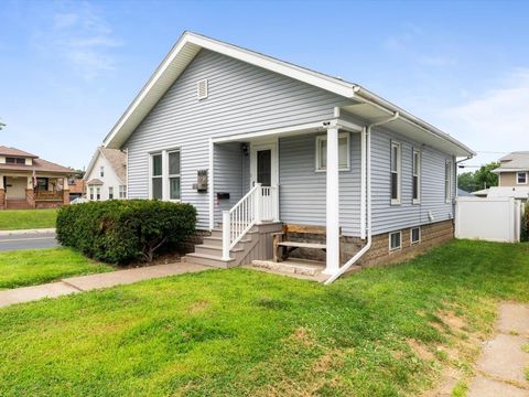 Tiny photo for 1658 W LOMBARD Street, Davenport, IA 52804 (MLS # 100000236)