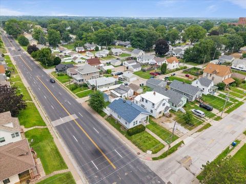 Tiny photo for 1658 W LOMBARD Street, Davenport, IA 52804 (MLS # 100000236)