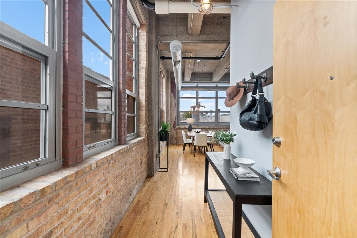 1735 N PAULINA Street 401