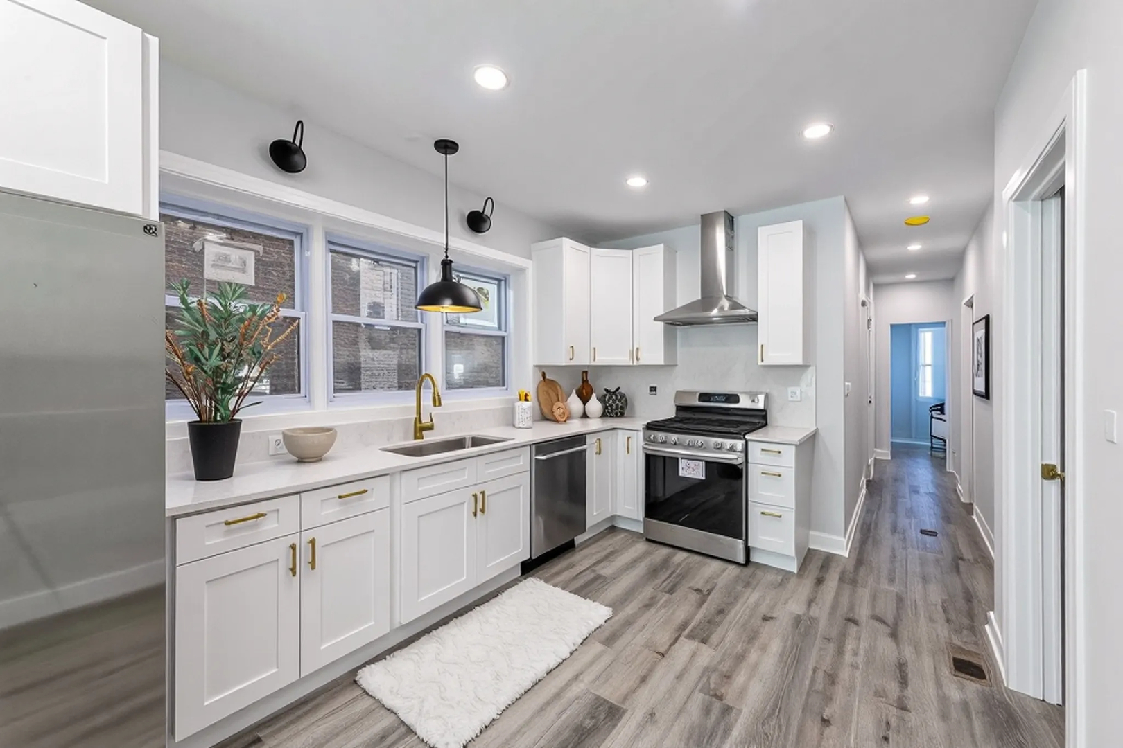 4044 W Kamerling Avenue