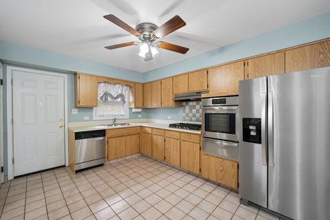 Tiny photo for 337 E Fullerton Avenue, Elmhurst, IL 60126 (MLS # 12539037)