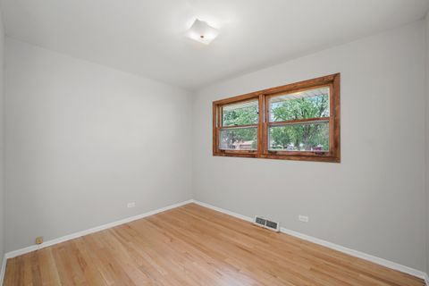 Tiny photo for 337 E Fullerton Avenue, Elmhurst, IL 60126 (MLS # 12539037)