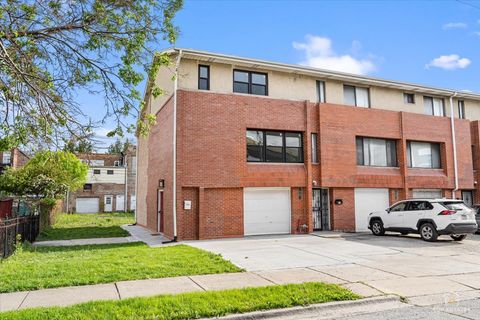 Photo of 611 W 25th Place, Chicago, IL 60616 (MLS # 12646752)